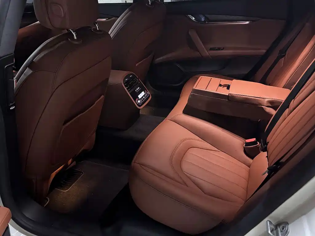 Maserati Quattroporte — миниатюра 6