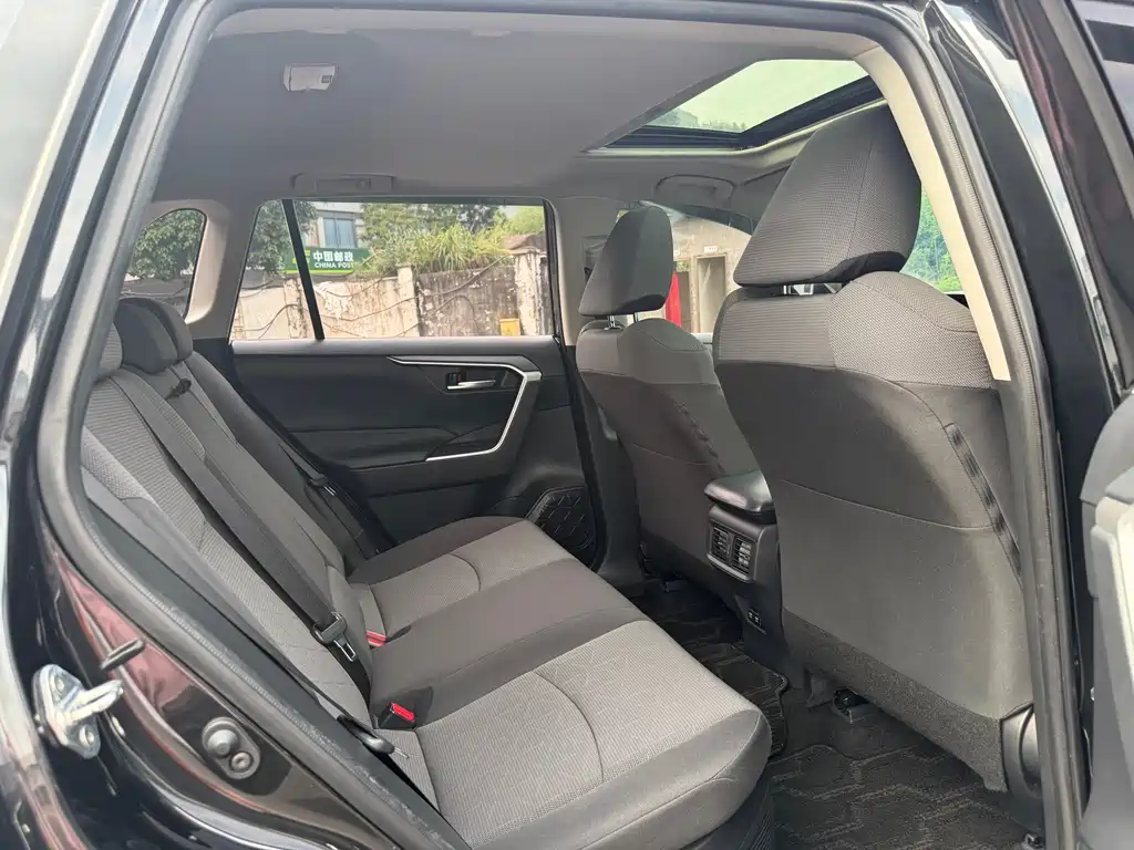 Toyota RAV4 — миниатюра 9