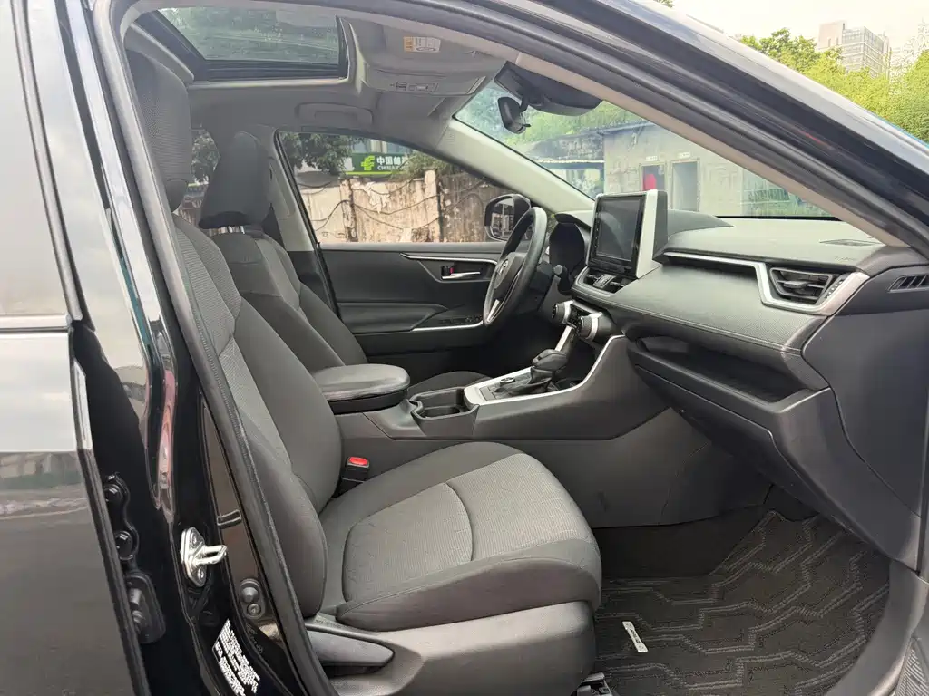Toyota RAV4 — миниатюра 10