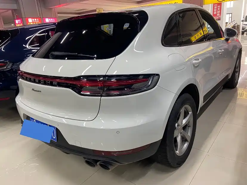 PORSCHE MACAN