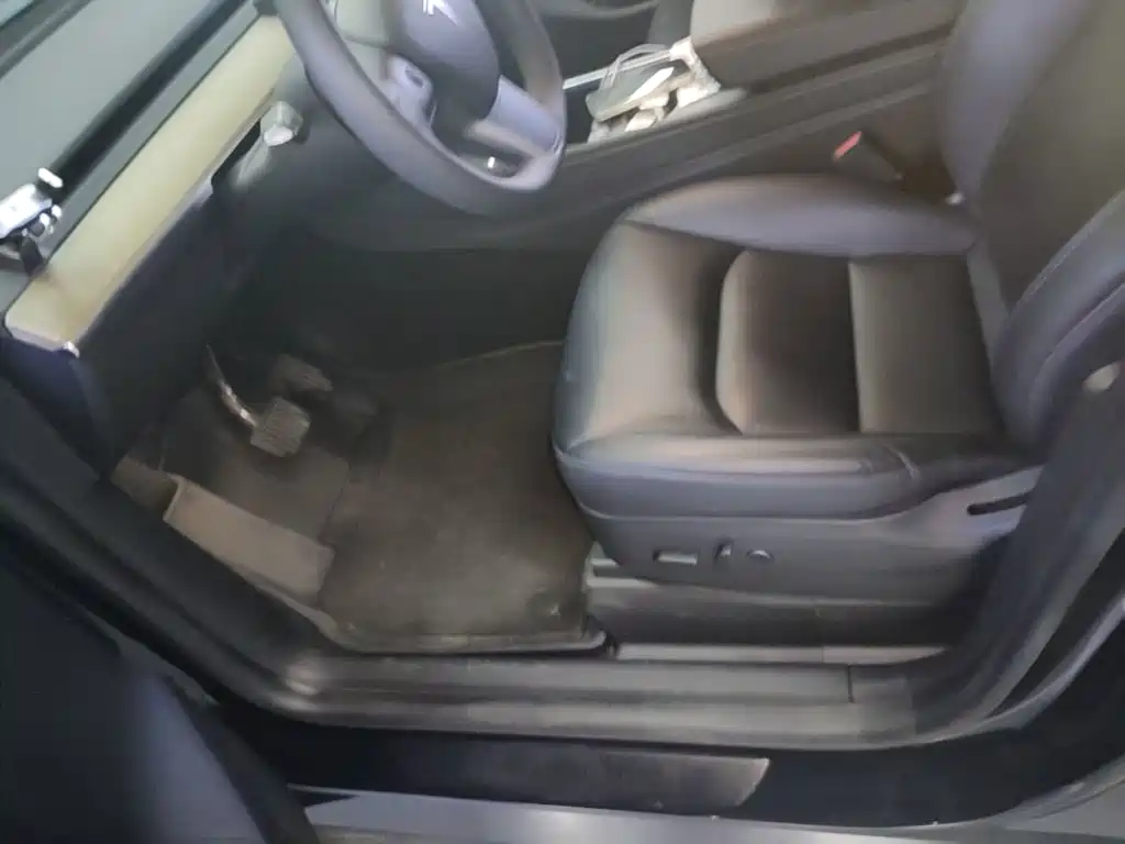 Tesla Model Y — миниатюра 15