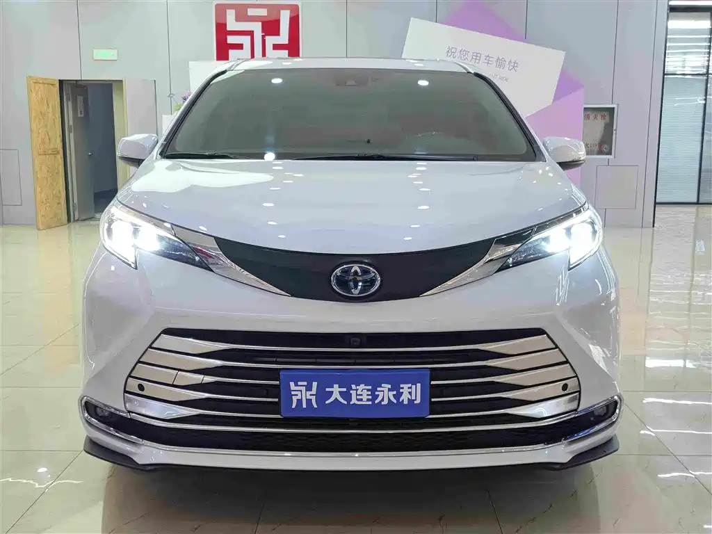 Toyota Sienna — миниатюра 2