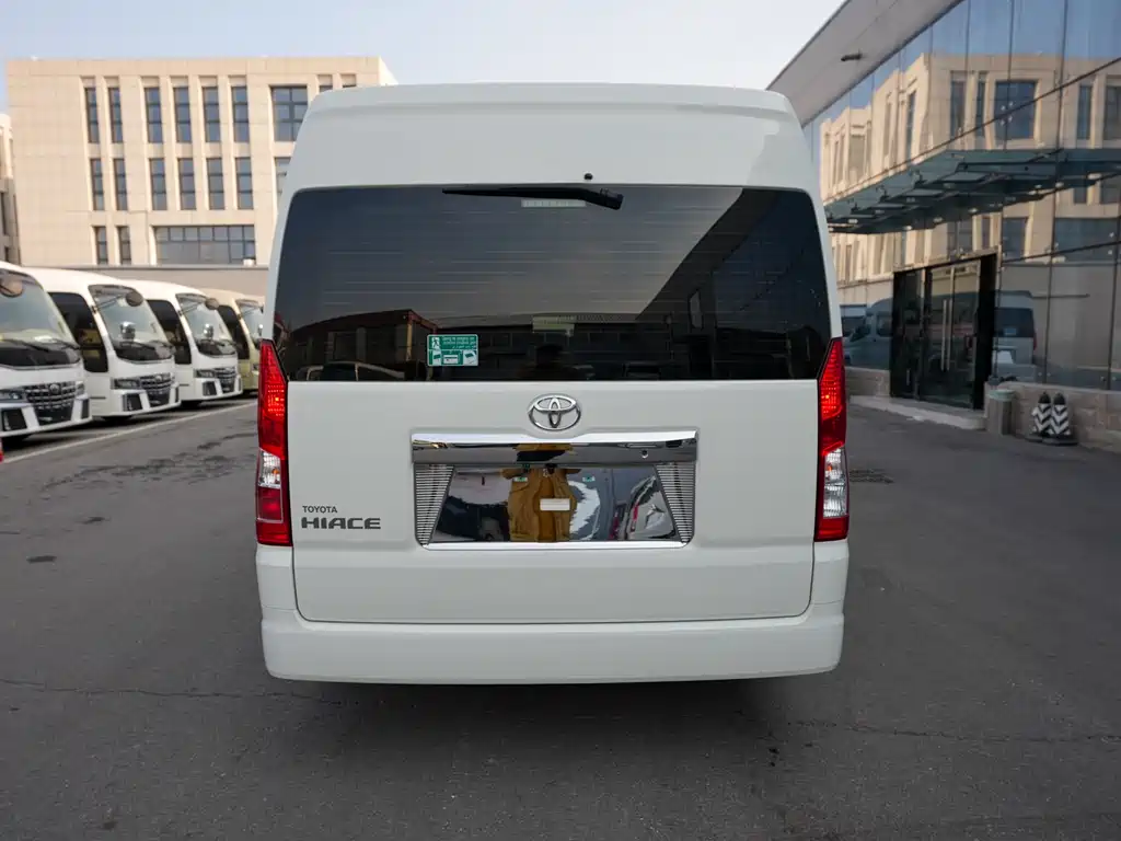 Toyota HiAce 2022 3.5L AT