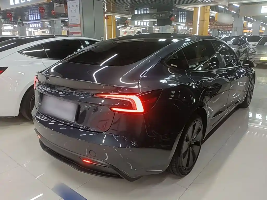 Tesla Model 3 — миниатюра 7