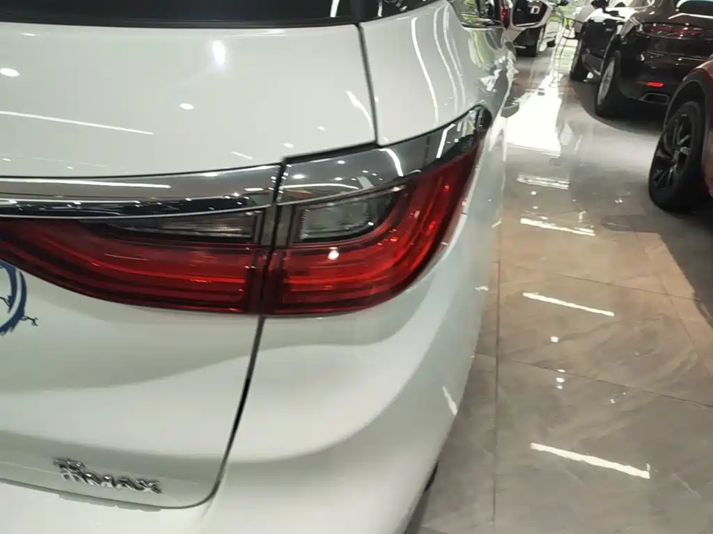 BYD MAX — миниатюра 8