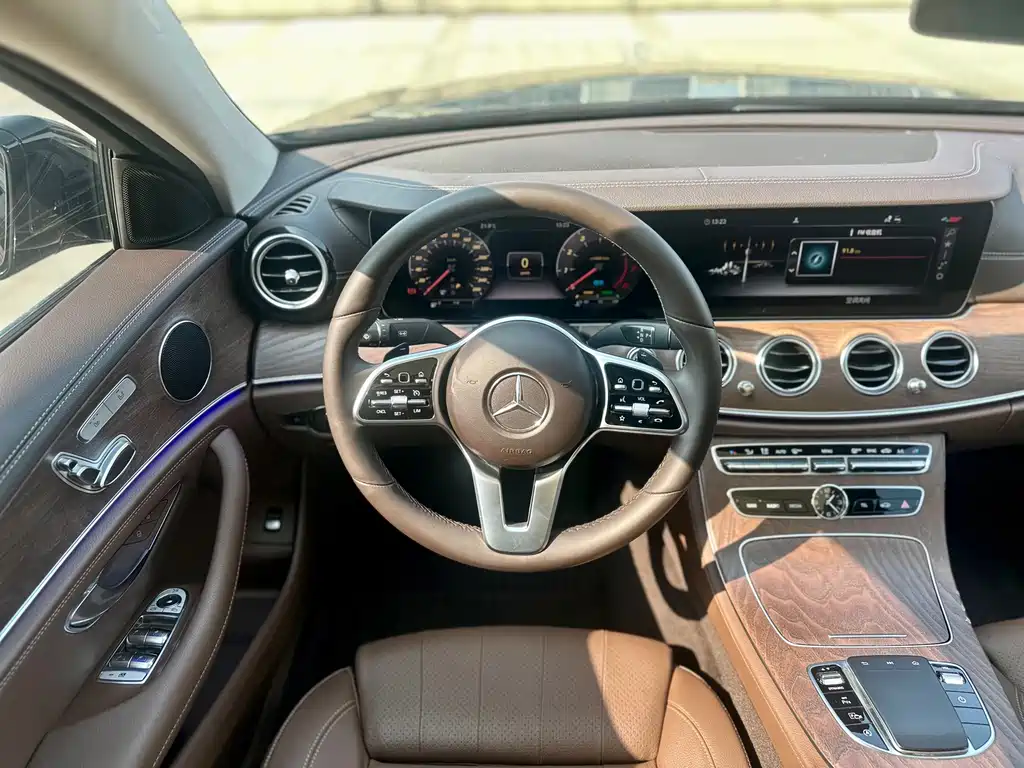 Mercedes-Benz E-Class — миниатюра 7