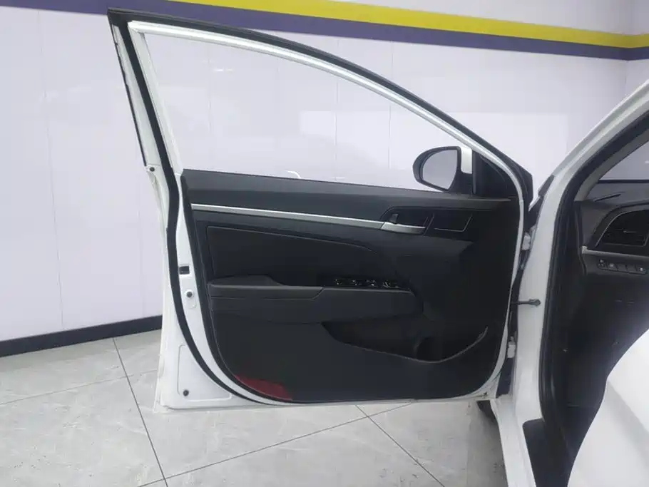 Hyundai Elantra — миниатюра 7