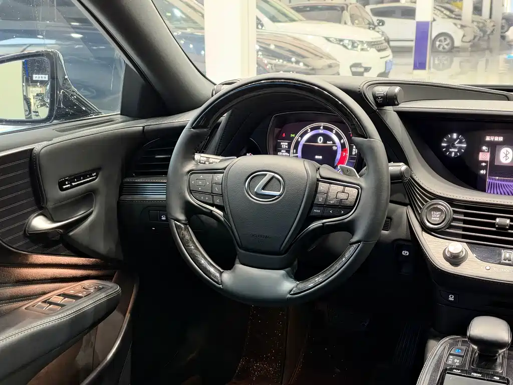 Lexus LS — миниатюра 15