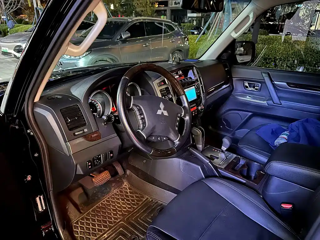 Mitsubishi Pajero (Import) — миниатюра 8
