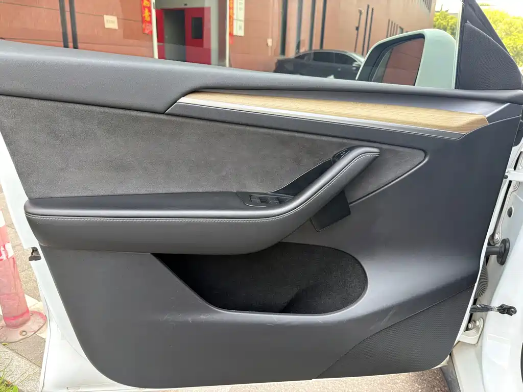Tesla Model Y — миниатюра 12