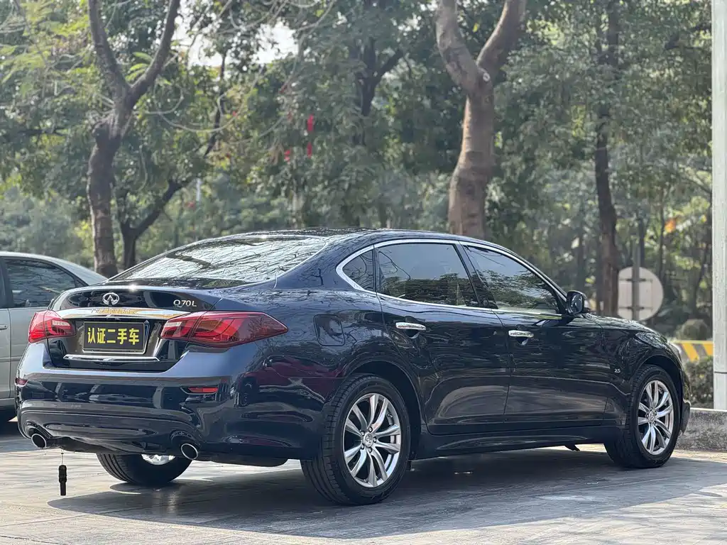 INFINITI Q70