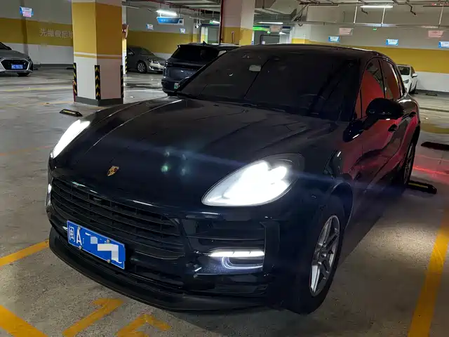 PORSCHE MACAN