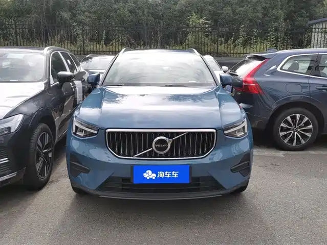 VOLVO  XC40 2025