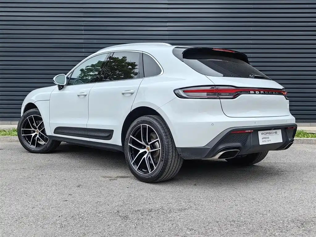 PORSCHE MACAN