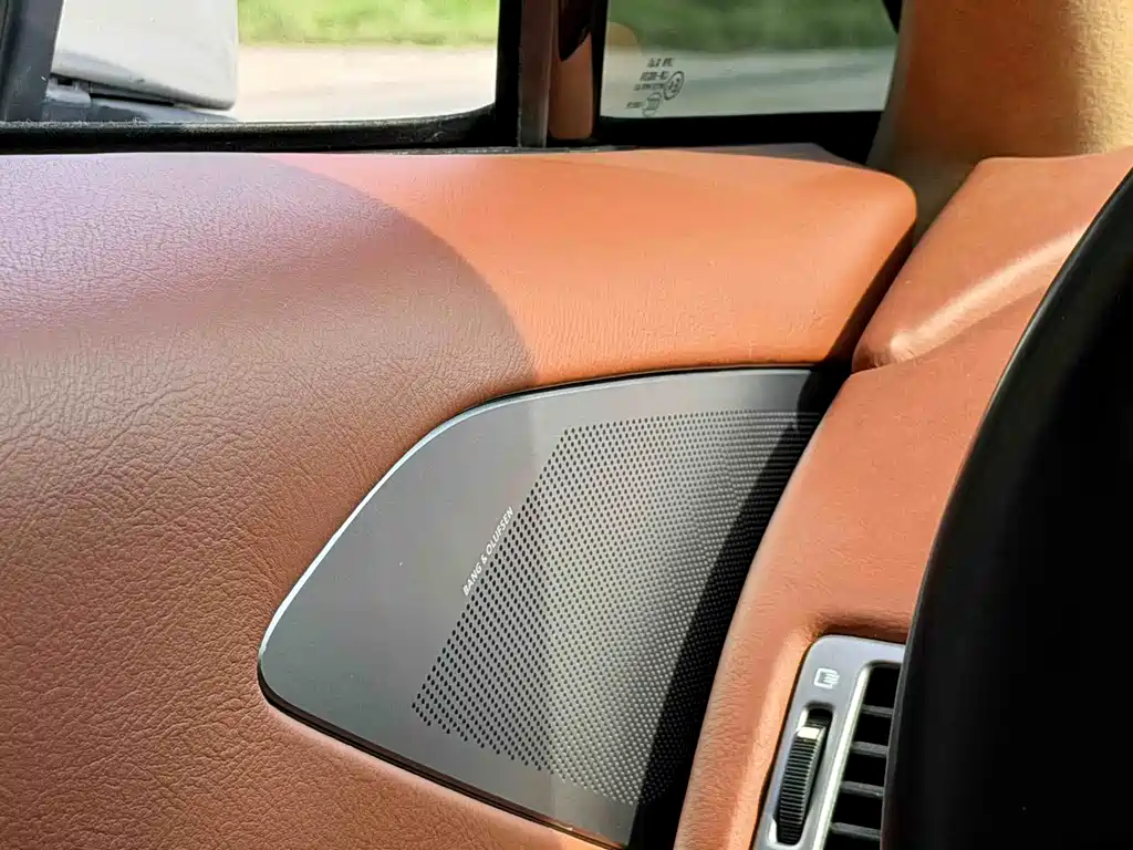 Aston Martin Rapide — миниатюра 11