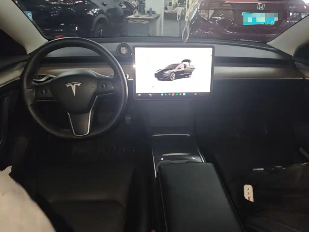 Tesla Model 3 — миниатюра 10