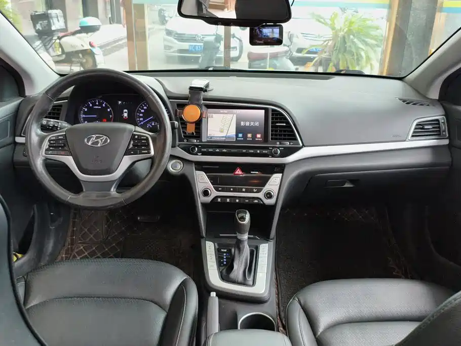 Hyundai Elantra — миниатюра 12