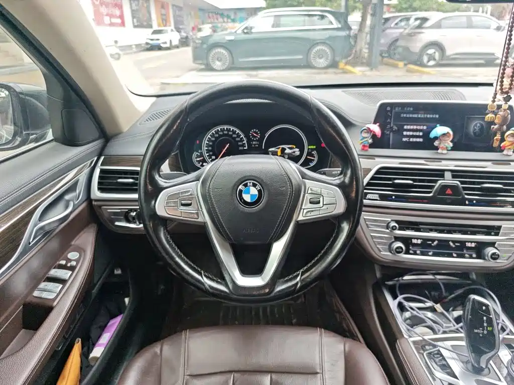 BMW 7 Series — миниатюра 3