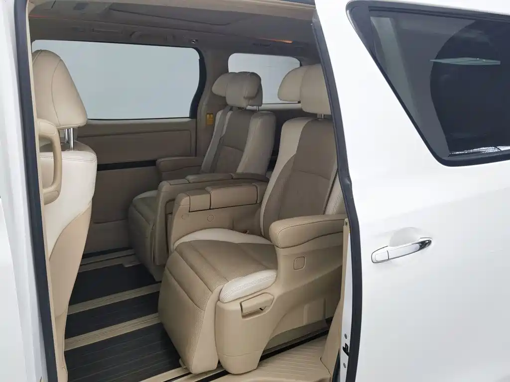 Toyota Alphard — миниатюра 15