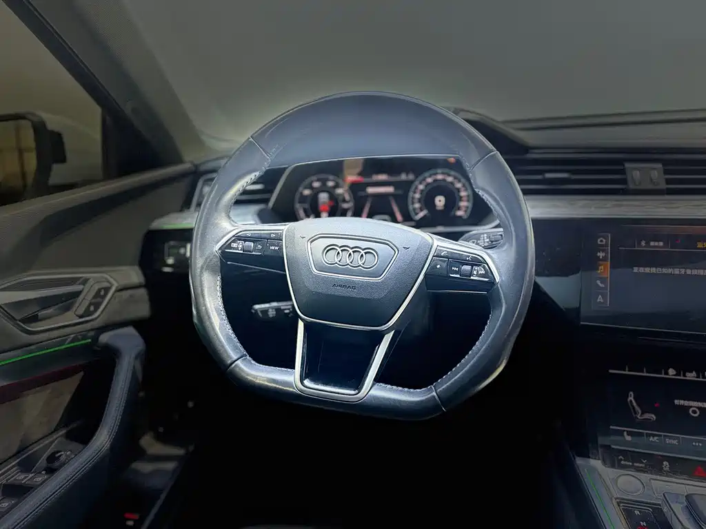 AUDI E TRON