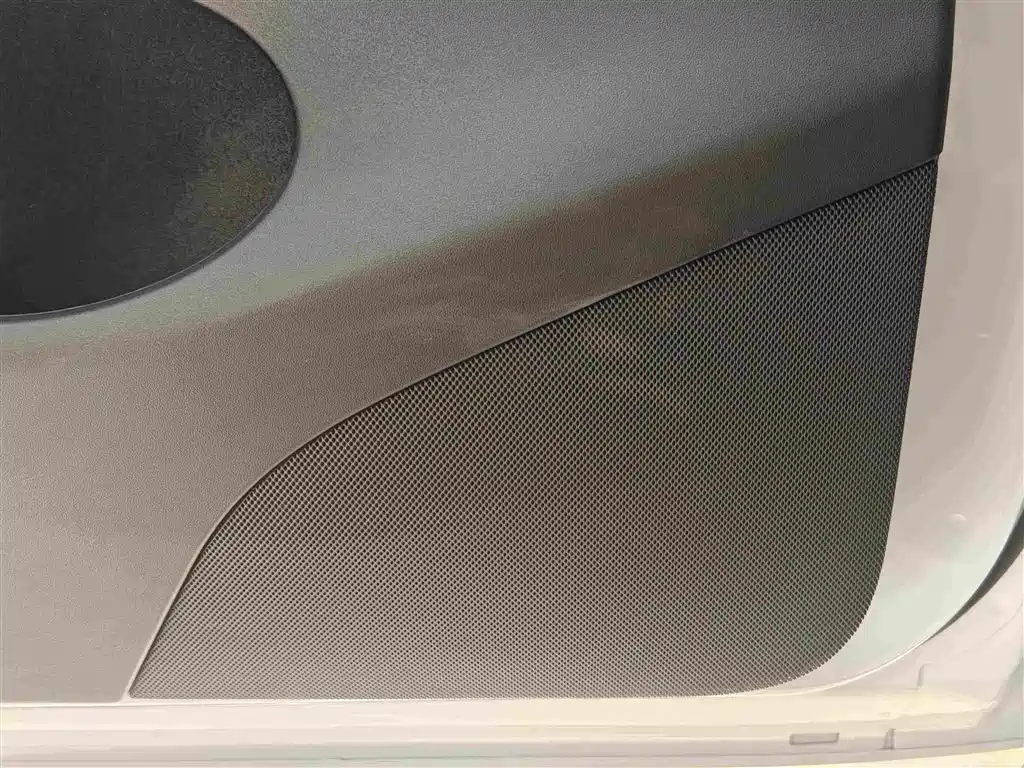 Tesla Model Y — миниатюра 7