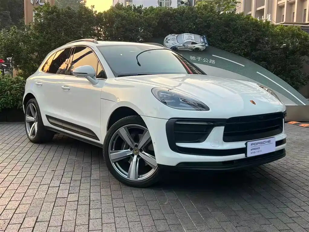 PORSCHE MACAN