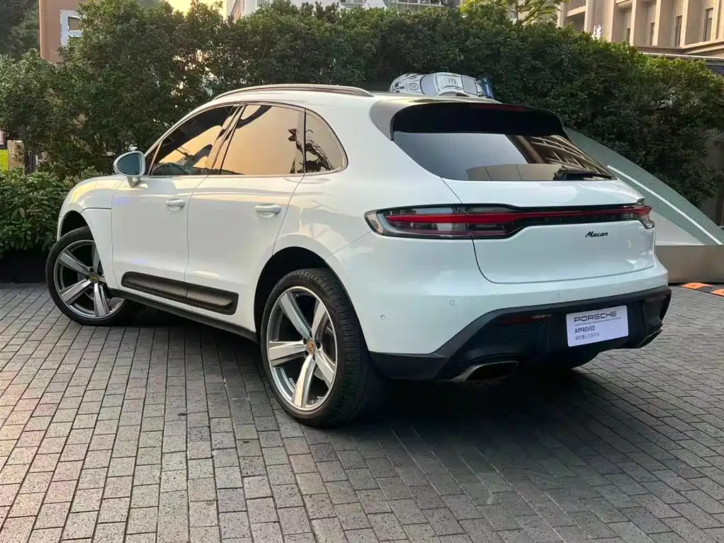 PORSCHE MACAN