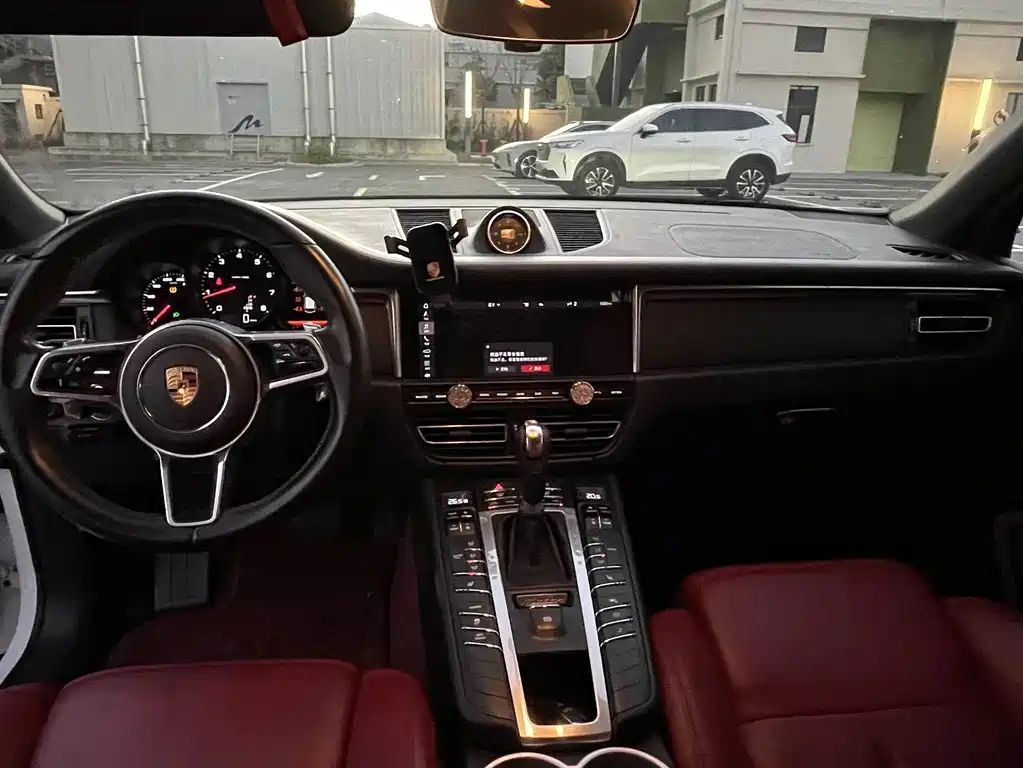 PORSCHE MACAN