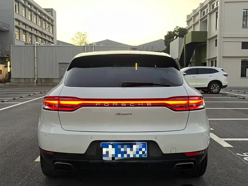 PORSCHE MACAN