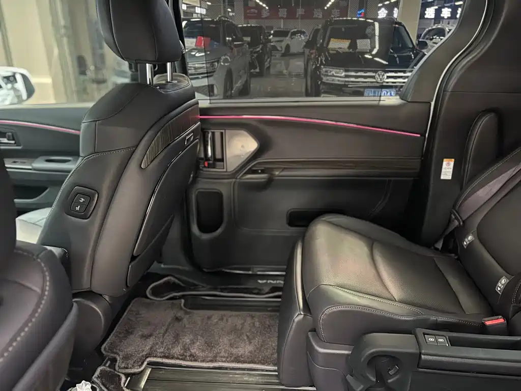 Toyota Sienna — миниатюра 15