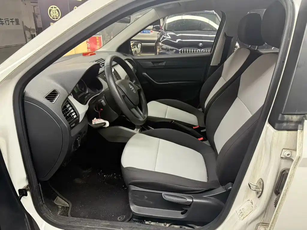 Skoda Fabia 1.4L Auto Enjoy Edition, фото 7