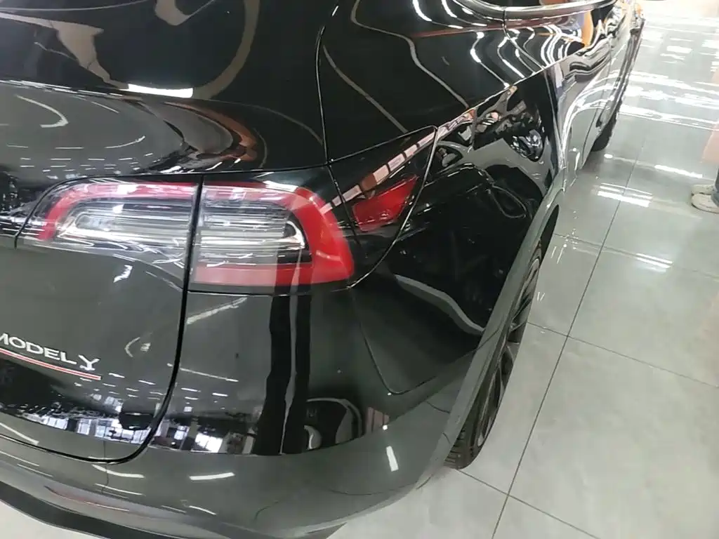 Tesla Model Y — миниатюра 8