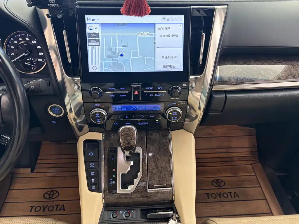 Toyota Alphard — миниатюра 11