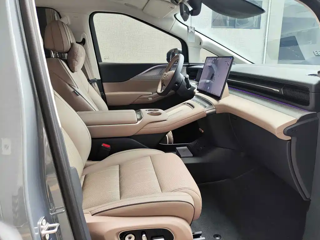 XPeng X9 — миниатюра 11