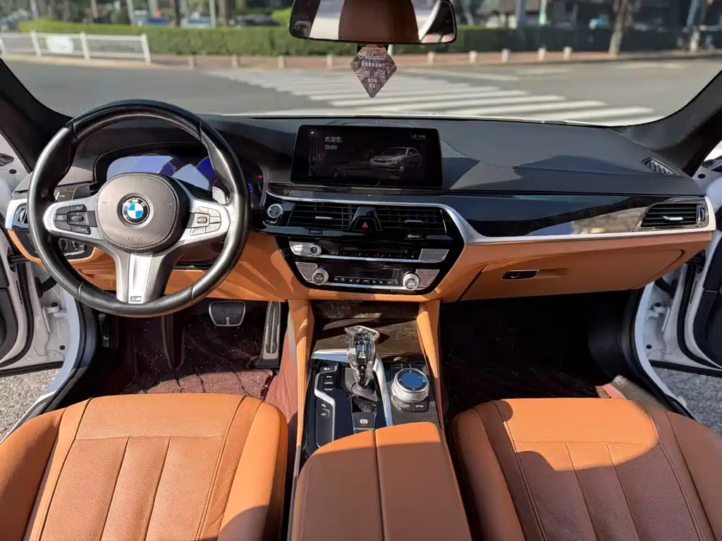 BMW 5 Series — миниатюра 4