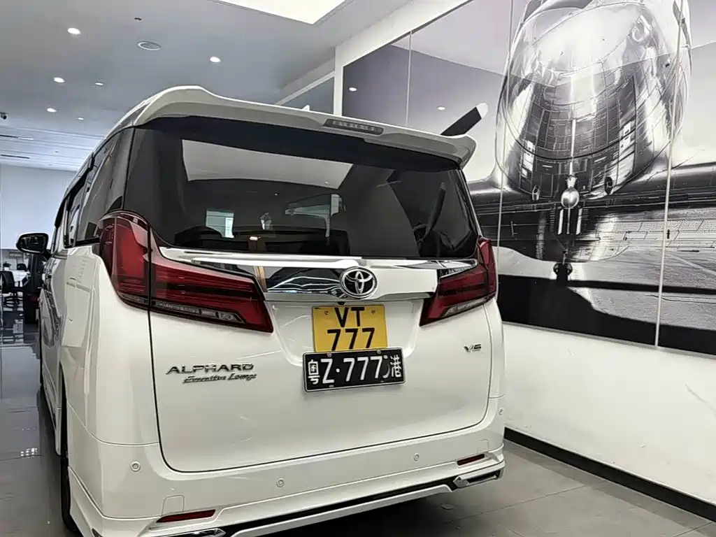 Toyota Alphard — миниатюра 3