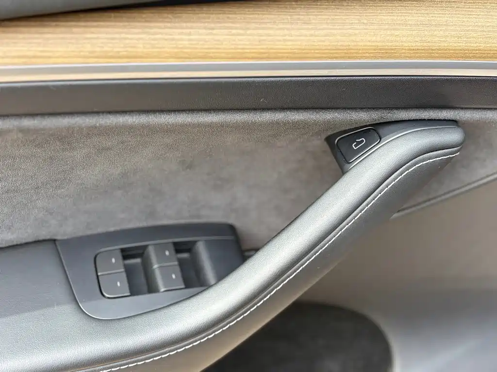 Tesla Model Y — миниатюра 8