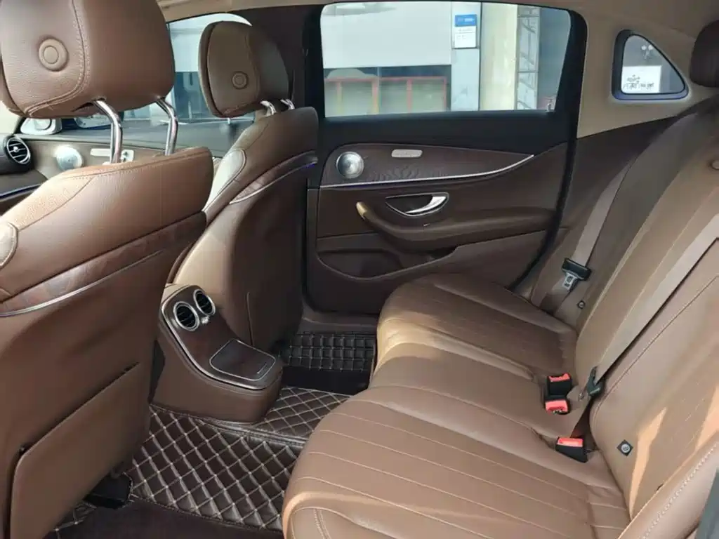 Mercedes-Benz E-Class — миниатюра 8