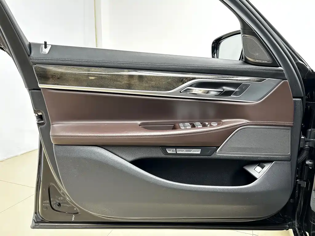 BMW 7 Series — миниатюра 4