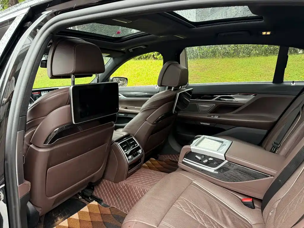 BMW 7 Series — миниатюра 11