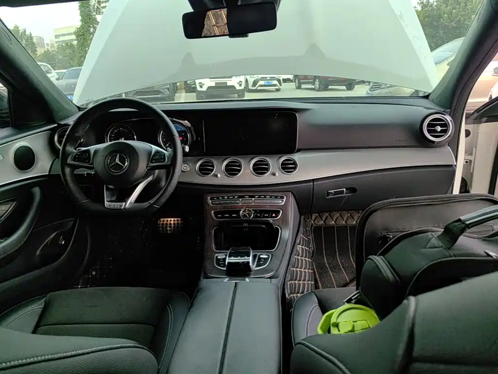 Mercedes-Benz E-Class — миниатюра 10