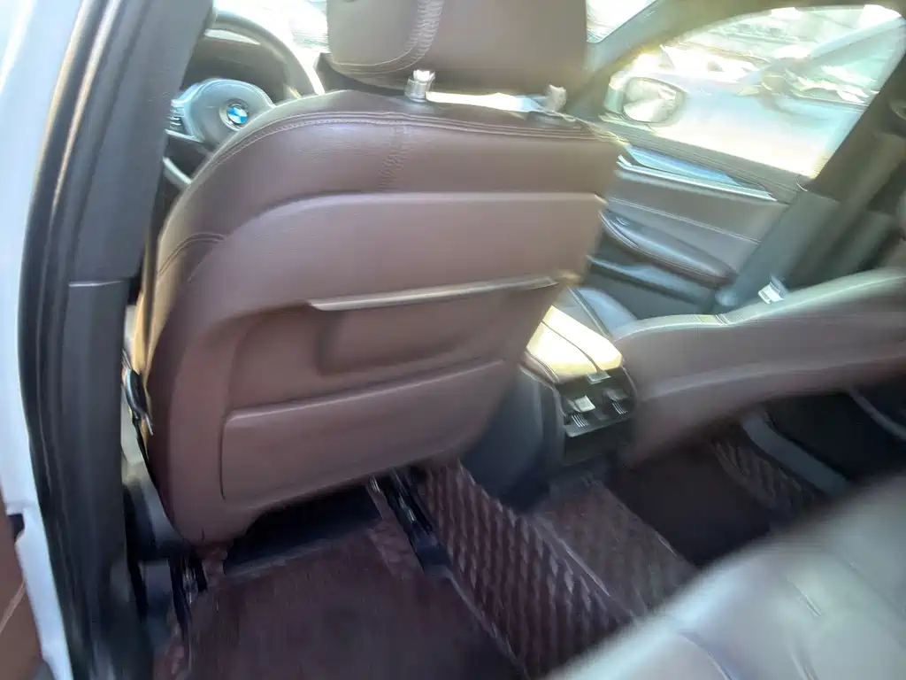 BMW 5 Series — миниатюра 12