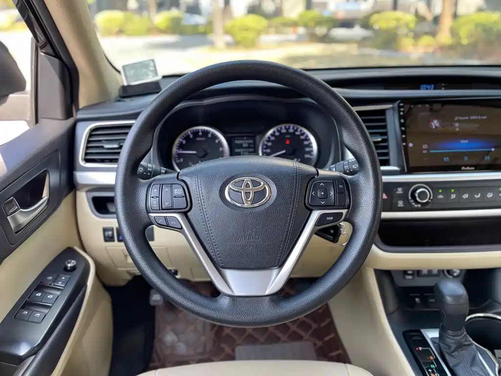 TOYOTA HIGHLANDER