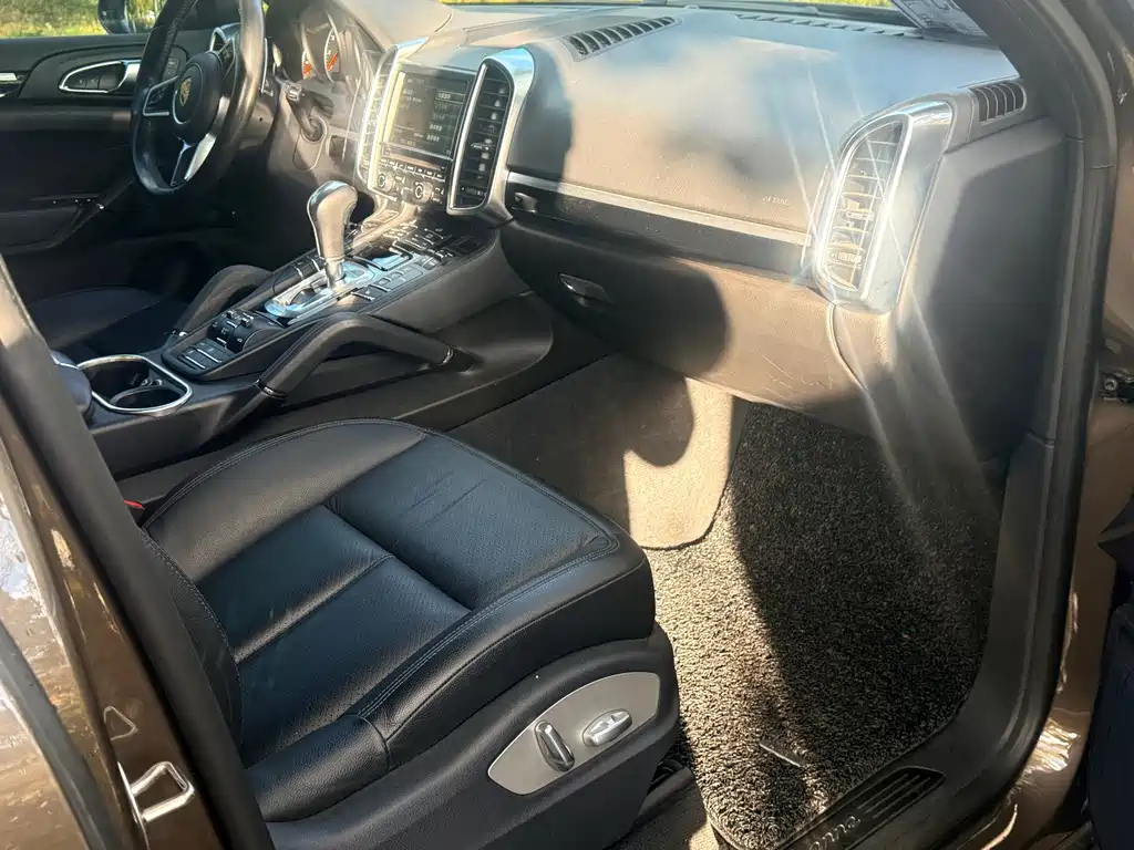 Porsche Cayenne — миниатюра 9