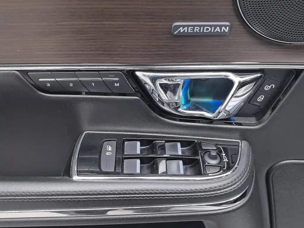 Jaguar XJ — миниатюра 9