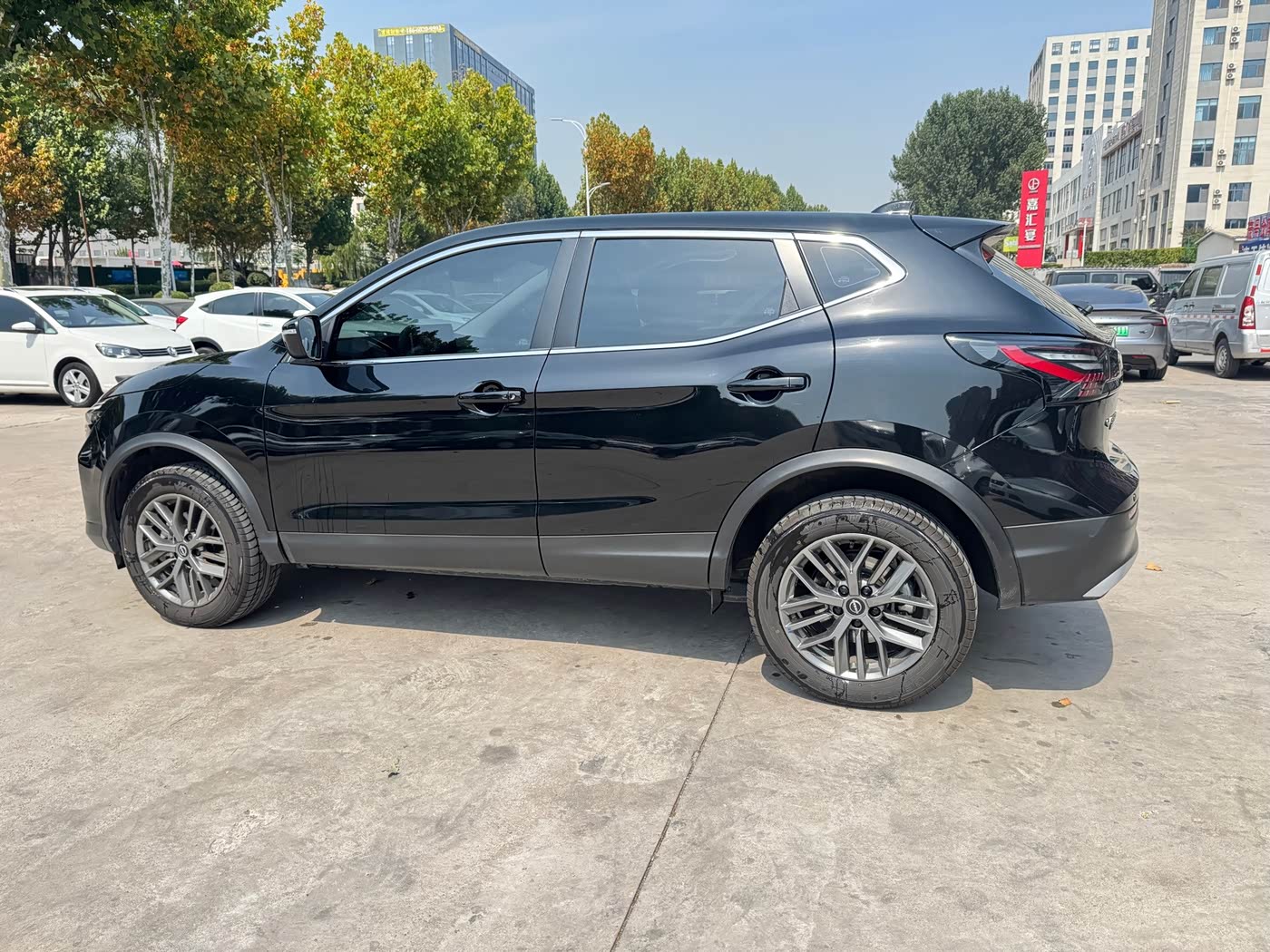 Nissan Qashqai 2.0 л 2025 г. Чёрный, пробег 9500 км