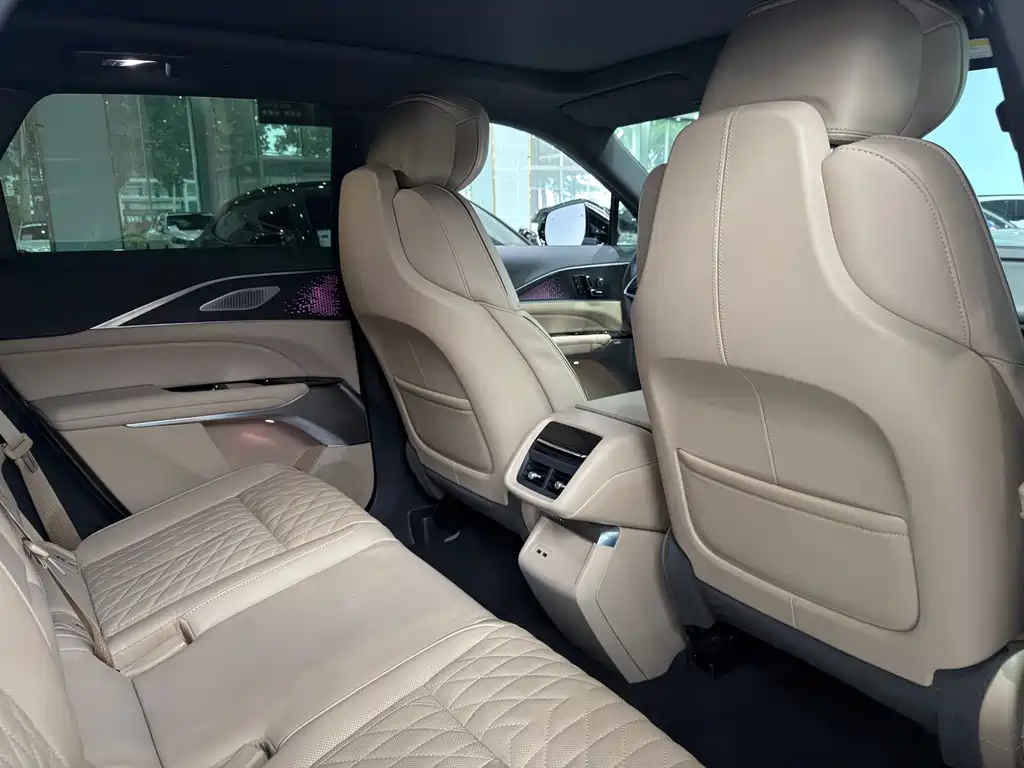 Cadillac IQ 2022 Luxury