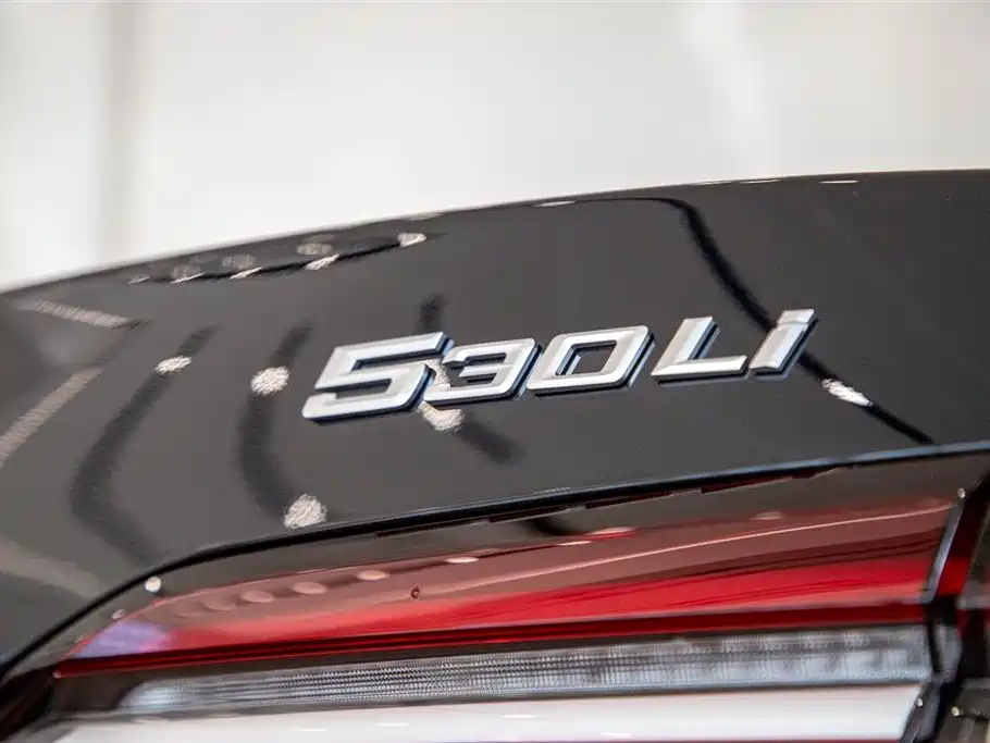 BMW 5 Series — миниатюра 9