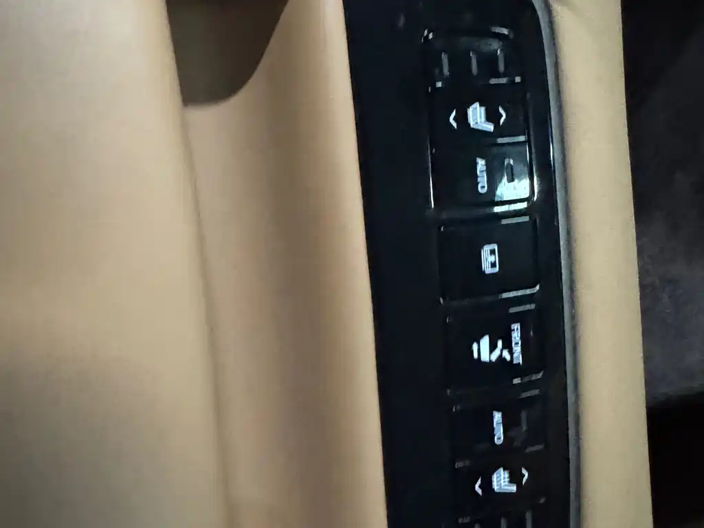 Lexus LS — миниатюра 11