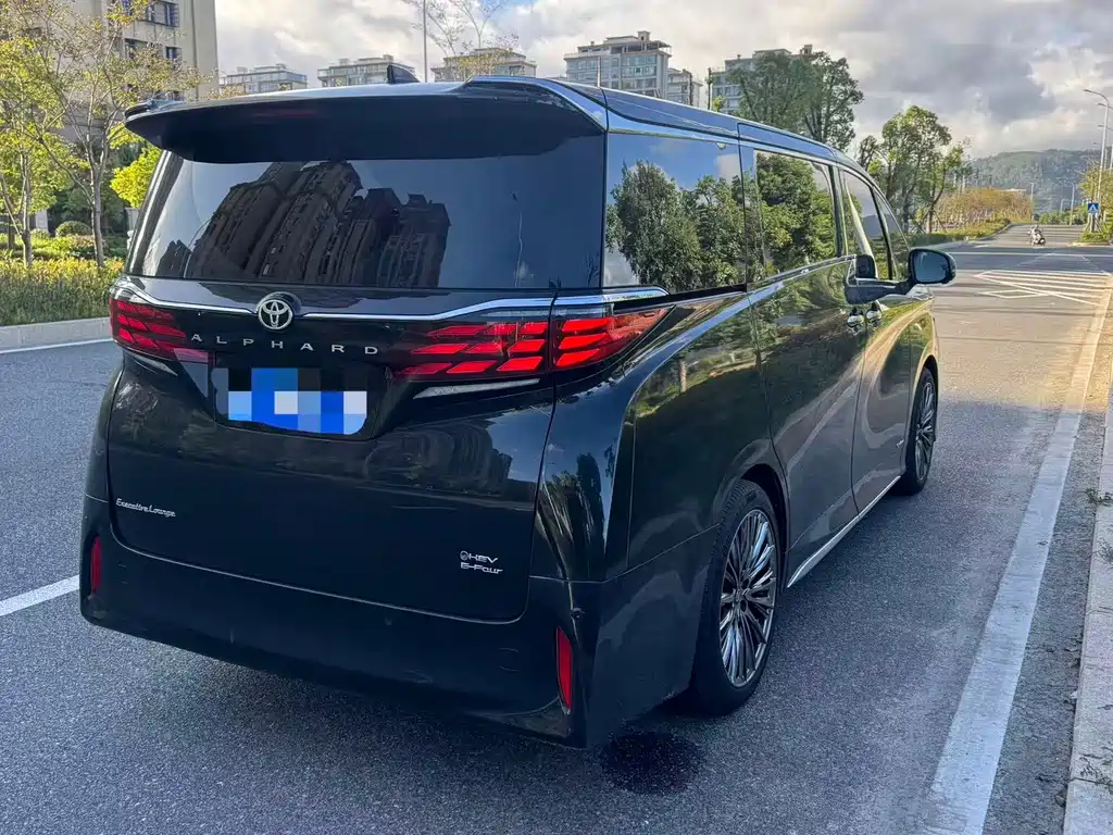 Toyota Alphard — миниатюра 11